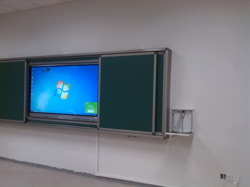 崭新漂亮宽敞的课室,配上华沃推拉黑板,壁挂式展台,希沃交互智能平板